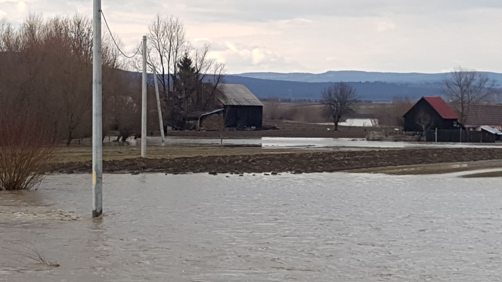 UPDATE: Două persoane sunt izolate pe o insuliță formată în urma revărsării apelor, în Brașov. Pompierii intervin să le salveze/ FOTO&VIDEO