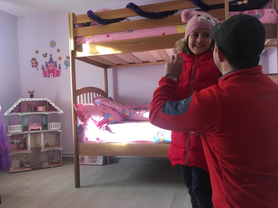 Roxana, fetița din Vaslui care își dorea doar "piure cu carne", a primit o casă de Crăciun / FOTO