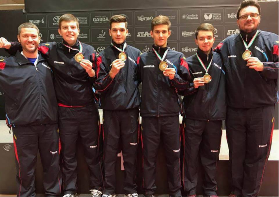 Tricolorii medaliați cu bronz la CM de tenis de masă pentru juniori s-au făcut blonzi, precum Generația de Aur la CM '98
