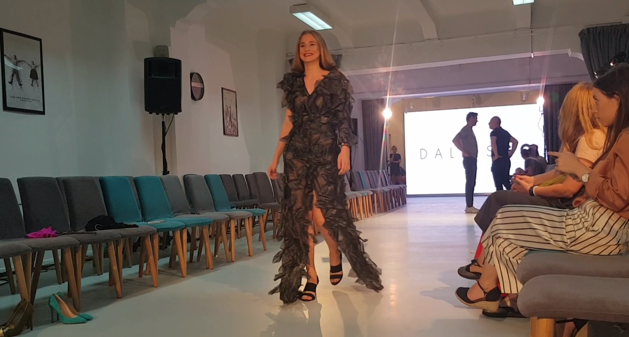 VIDEO/ Cum să ajungi designer vestimentar când nu știi să coși. Visul clădit din bucăți de material