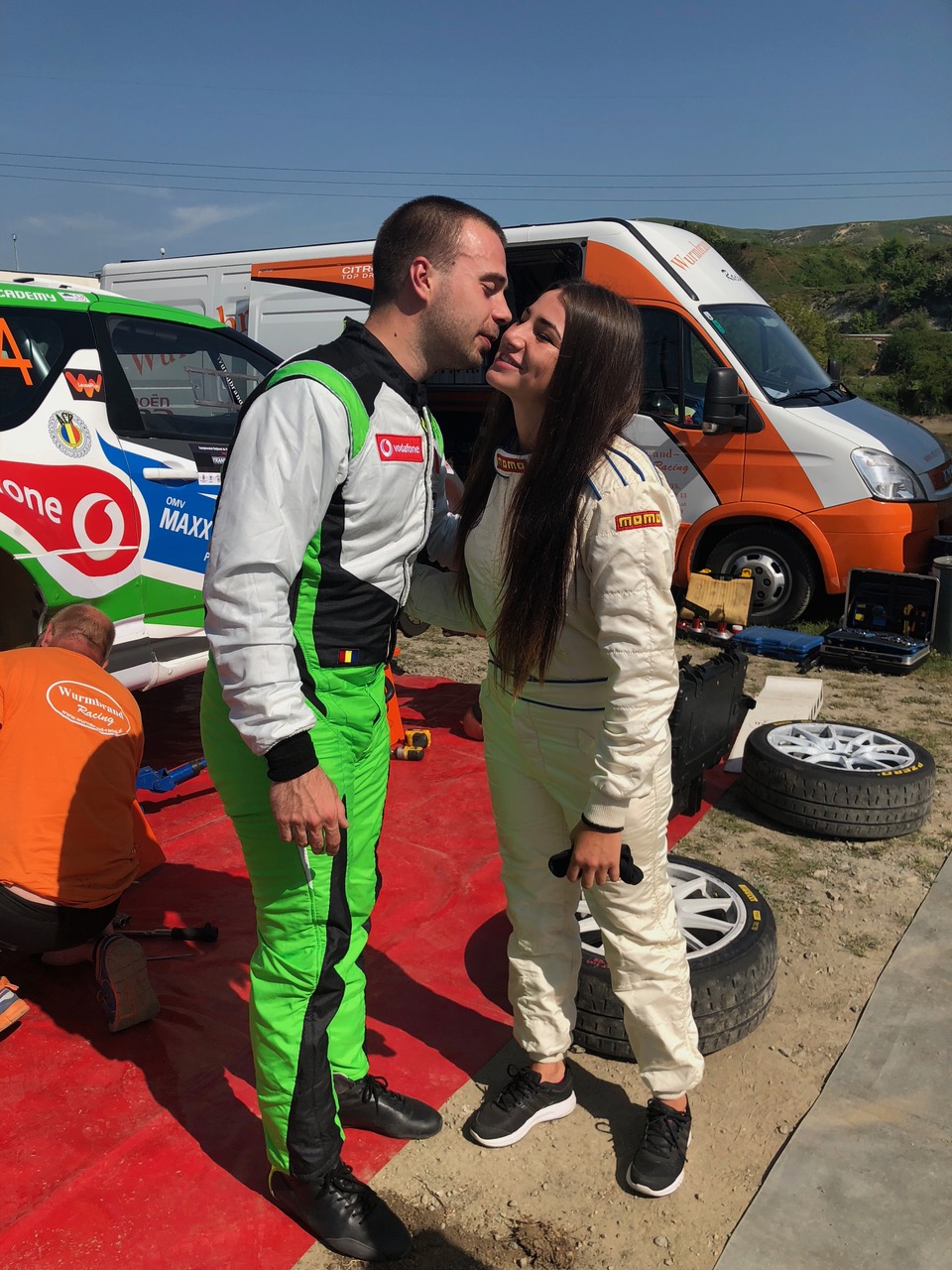 Diana Belbiță de la Exatlon s-a apucat de alt sport!” Prințesa războinică” i-a purtat noroc pilotului de raliu Simone Tempestini, care a câștigat etapa a doua din CN