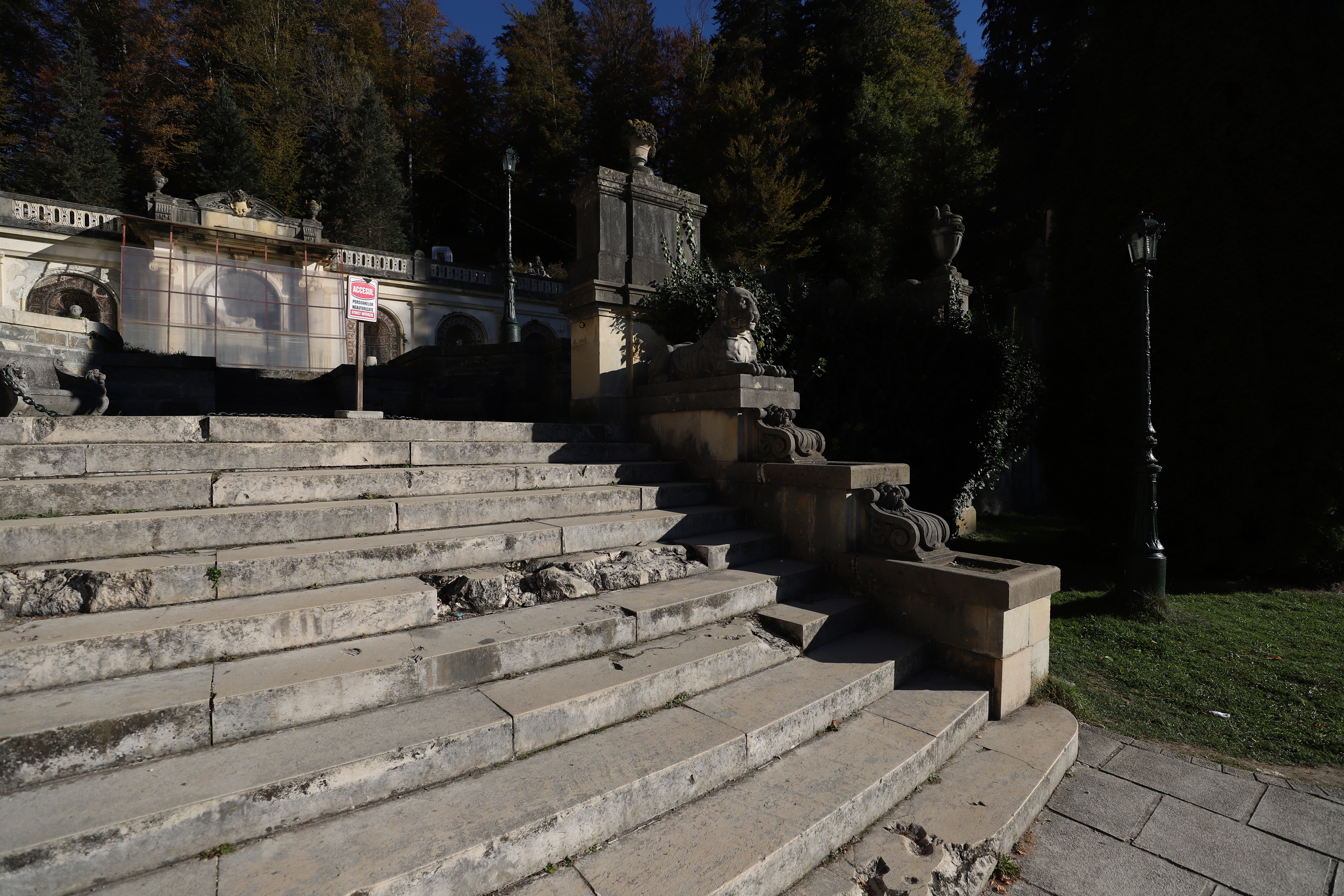 Castelul Peleș a ajuns o ruină în proptele. Casa Regală și Ministerul Culturii negociază molcom cine să rezolve problema care accelerează degradarea