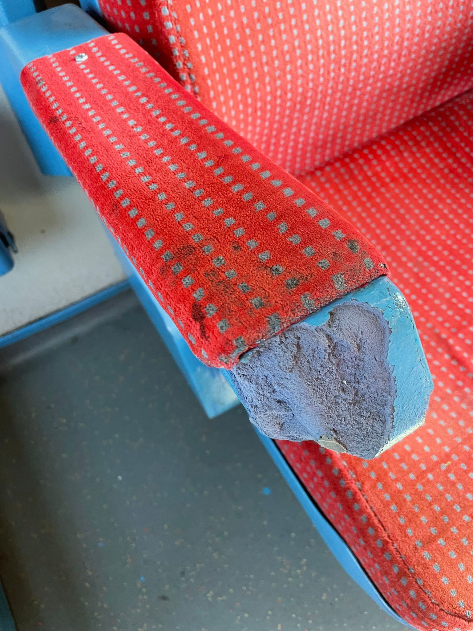 CFR Călători, amendată de ANPC cu 30.000 de lei pentru mizeria din tren. Nouă garnituri de tren au fost scoase din circulație