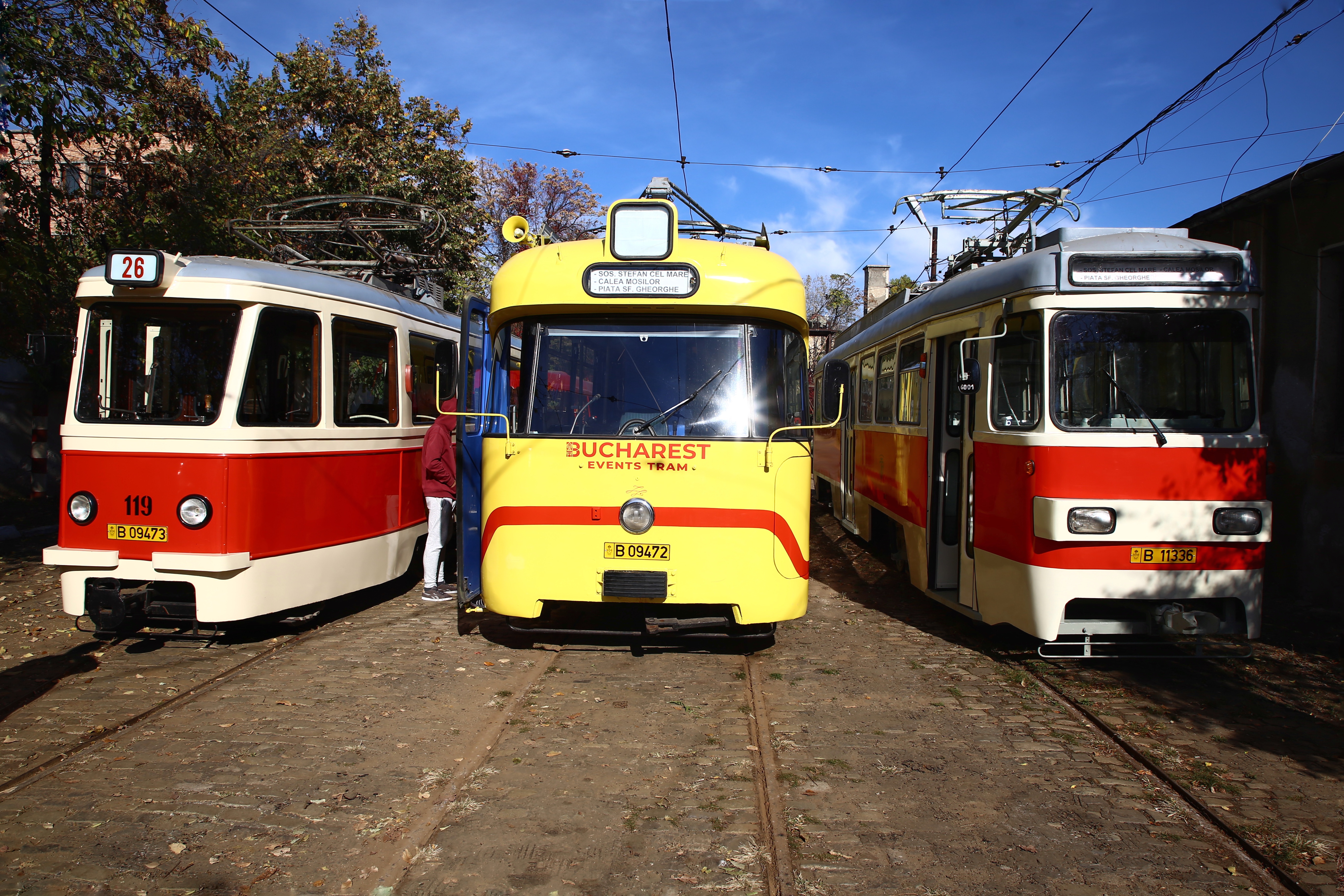GALERIE FOTO / Imagini inedite cu tramvaiele de epocă, la paradă în București. În vagoane a cântat fanfara, iar vatmanul a purtat uniforma de altădată