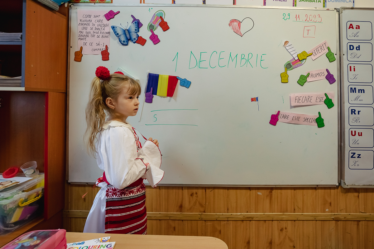SPERANȚĂ. Într-o școală din Olt, o profesoară îi învață pe copiii cu părinți în străinătate să creadă că tinerii pot reuși și în țară: „Se pot realiza oriunde, numai să găsească oamenii potriviți”