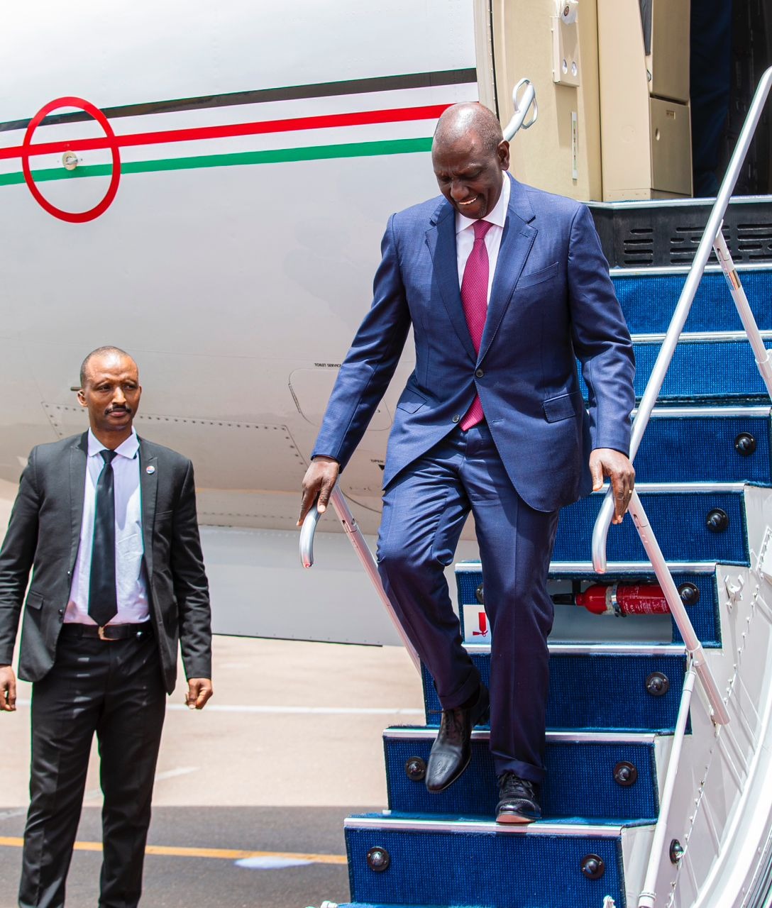 Presidedent William Ruto disembarking from the official presidential jet