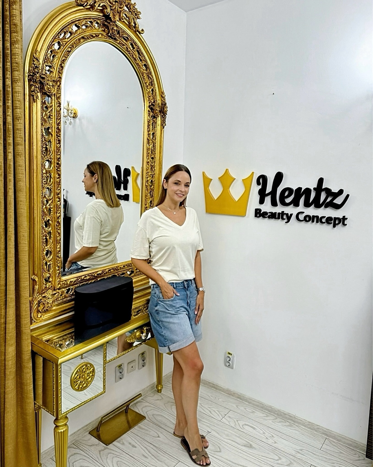 Andreea Marin a pozat în pantaloni scurți, iar fanii au reacționat: „Ce bine arătați! Parcă ați fi o adolescentă de clasa a X-a”. Cum arată vedeta