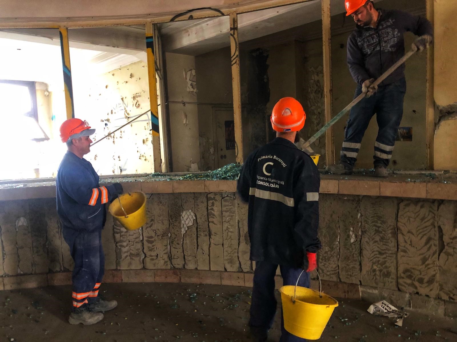 Blocul Rosenthal de pe Calea Victoriei intră în reparații. Fostul sediu al Băncii de Comerț Exterior, lăsat în paragină în ultimii 20 de ani / FOTO