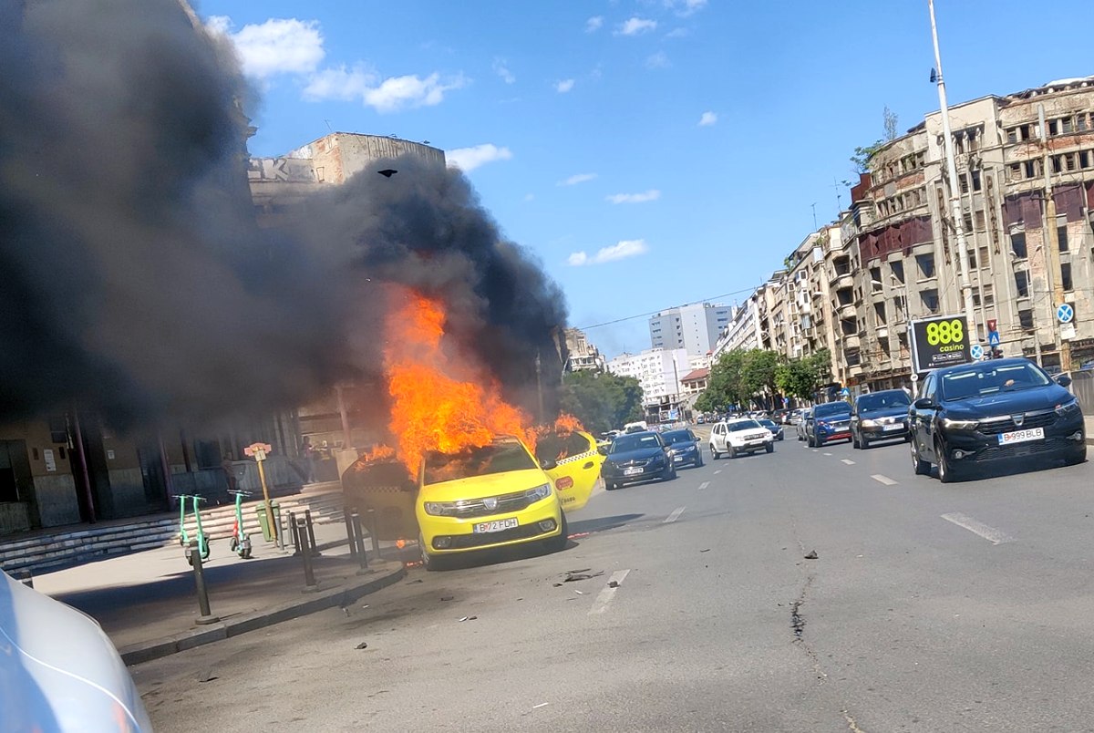 O mașină a ars ca o torță în fața Gării de Nord din București. Ce spun ISU și Poliția VIDEO