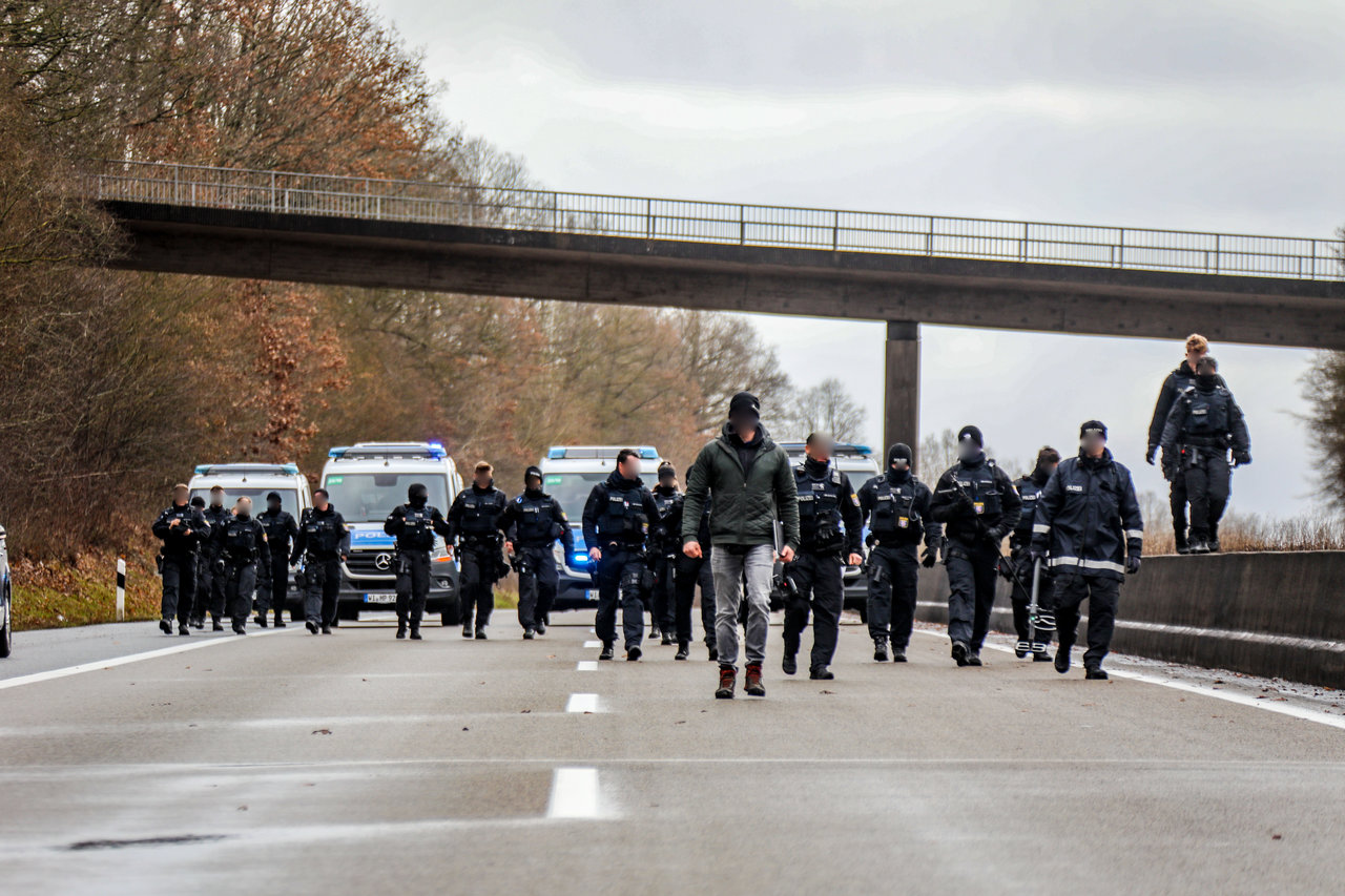 Șofer de TIR căutat de poliție după ce a tras în alt camionagiu care-l depășea pe autostradă, în Germania: „Un Mercedes Actros albastru”