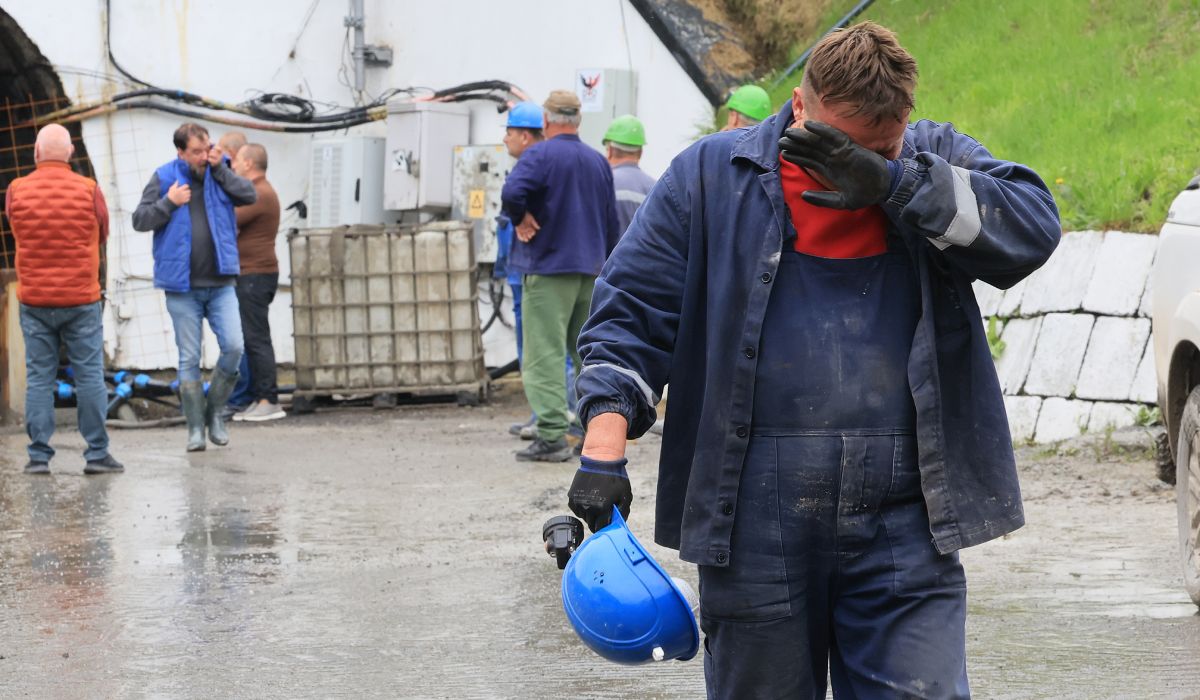 Tensiune uriașă la Praid: angajații companiei miniere s-au baricadat în birouri, de frica localnicilor