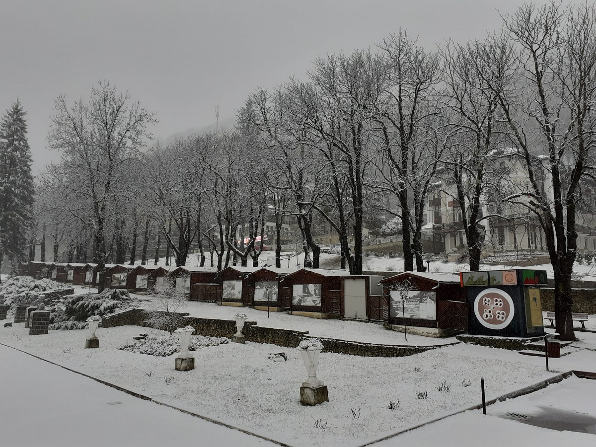 Ninge ca-n povești la Slănic Moldova. E cod galben de ninsori în mai multe județe din țară | VIDEO