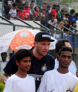 FOTO / Fanii au ÎNNEBUNIT când l-au văzut. Cum s-a îmbrăcat Materazzi când a ajuns în India