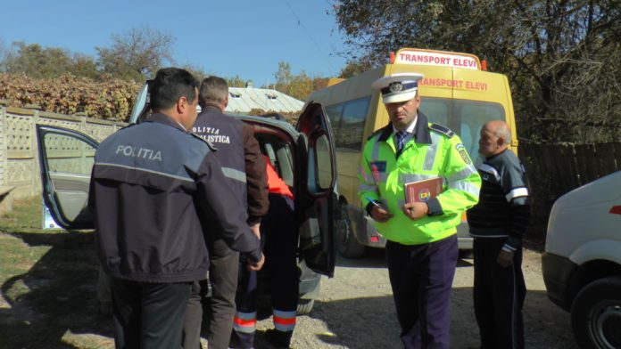 Fetiță de trei ani, ucisă de microbuzul școlar plin cu elevi, în Iași. Detalii șocante: A fost călcată cu roata pe cap