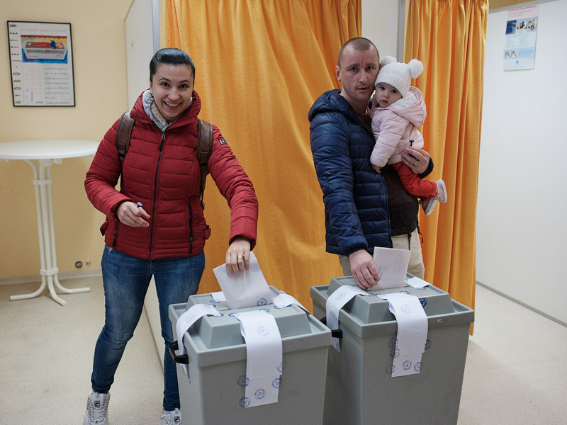 O secție de votare din Germania se află în cabinetul unui medic român! În locul paturilor și al echipamentului medical sunt cabinele de vot