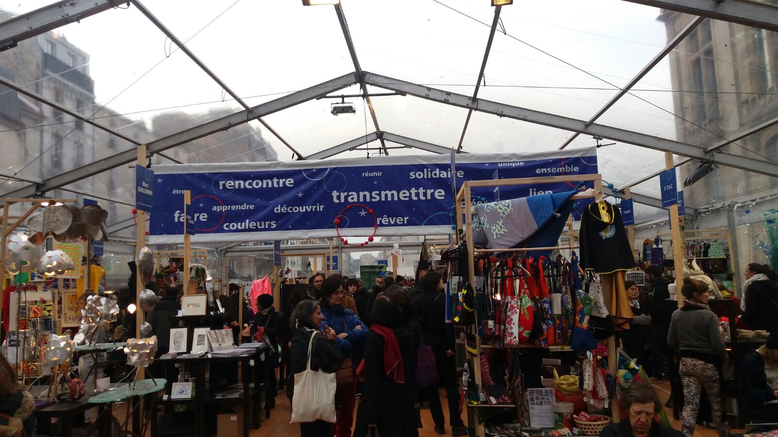 FOTO/Târgul de Crăciun din Saint-Denis - Paris are puțin din farmecul românesc. Un artizan francez imprimă haine cu imagini din București