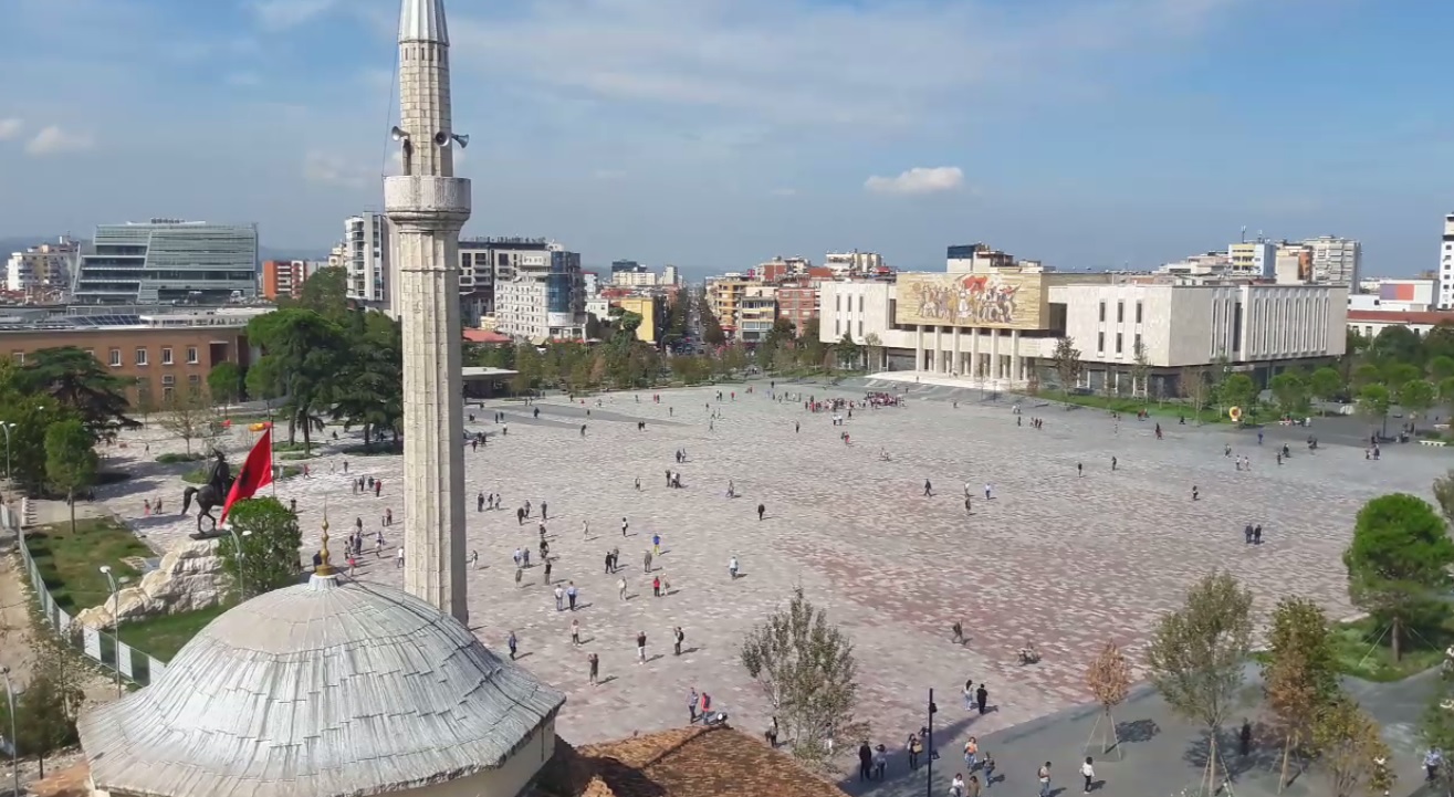 REPORTAJ. Tirana, inima Albaniei care bate în ritm alert. Orașul fără reguli de circulație și cu o moschee transformată în catedrală ortodoxă | VIDEO