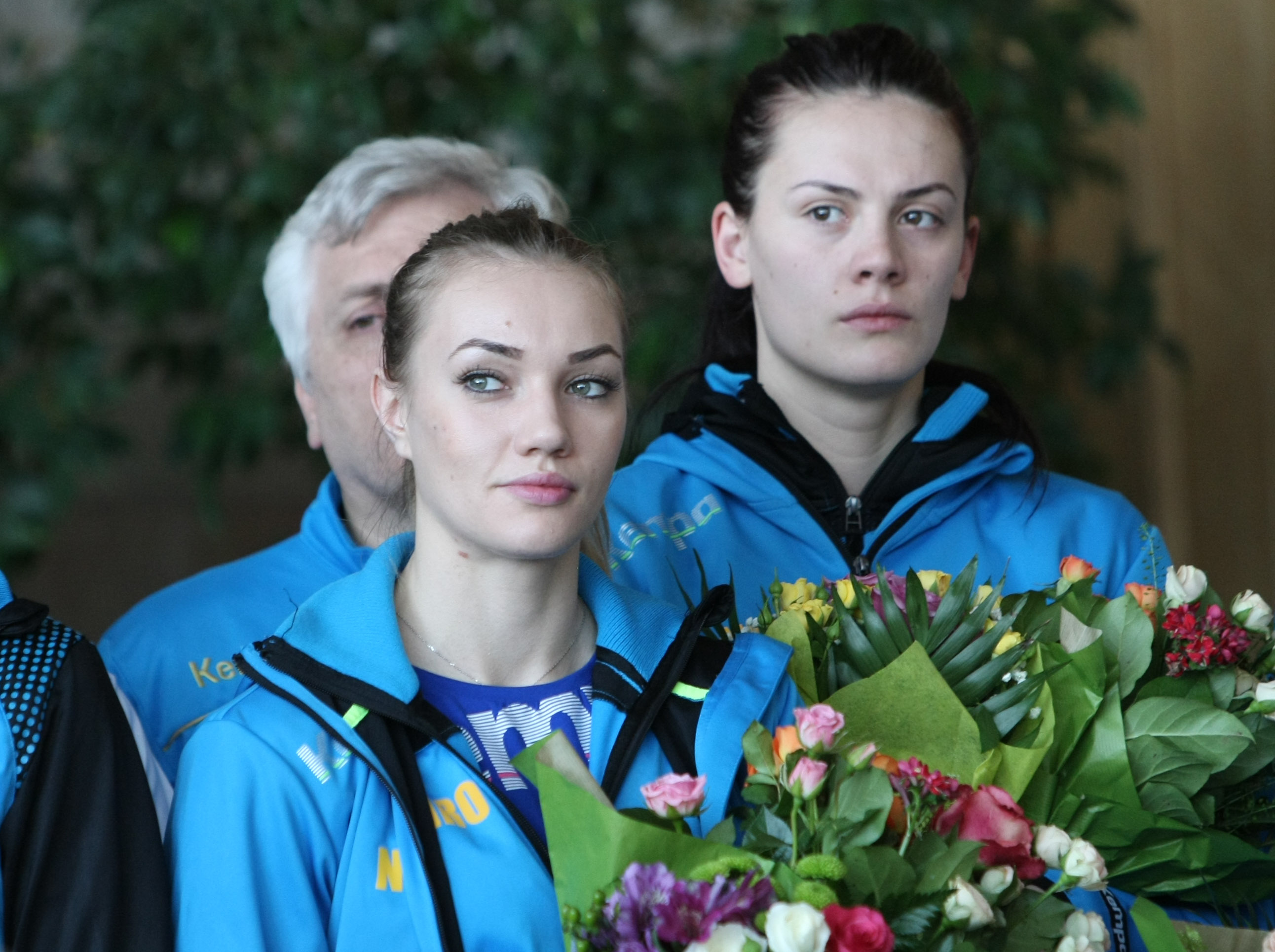 Calificate en-fanfare la Olimpiadă, tricolorele de la handbal au ajuns acasă! Bolnave, dar olimpice! Starul Cristina Neagu, despre șansele de a urca pe podium la Rio: “Nu vreau să mă hazardez, sunt multe detalii de care depinde obținerea unei medalii”. Două fete se căsătoresc! VIDEO
