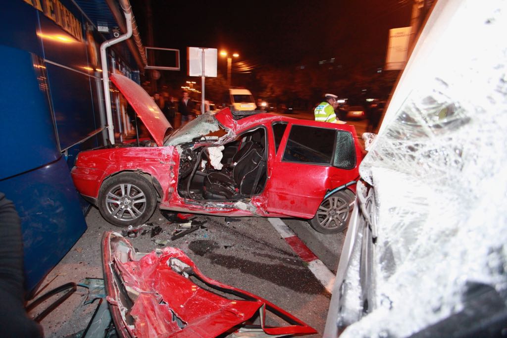 Autobuz proiectat într-o casă funerară, în urma unui accident în Buzău. Trei tineri, printre care doi minori, la spital