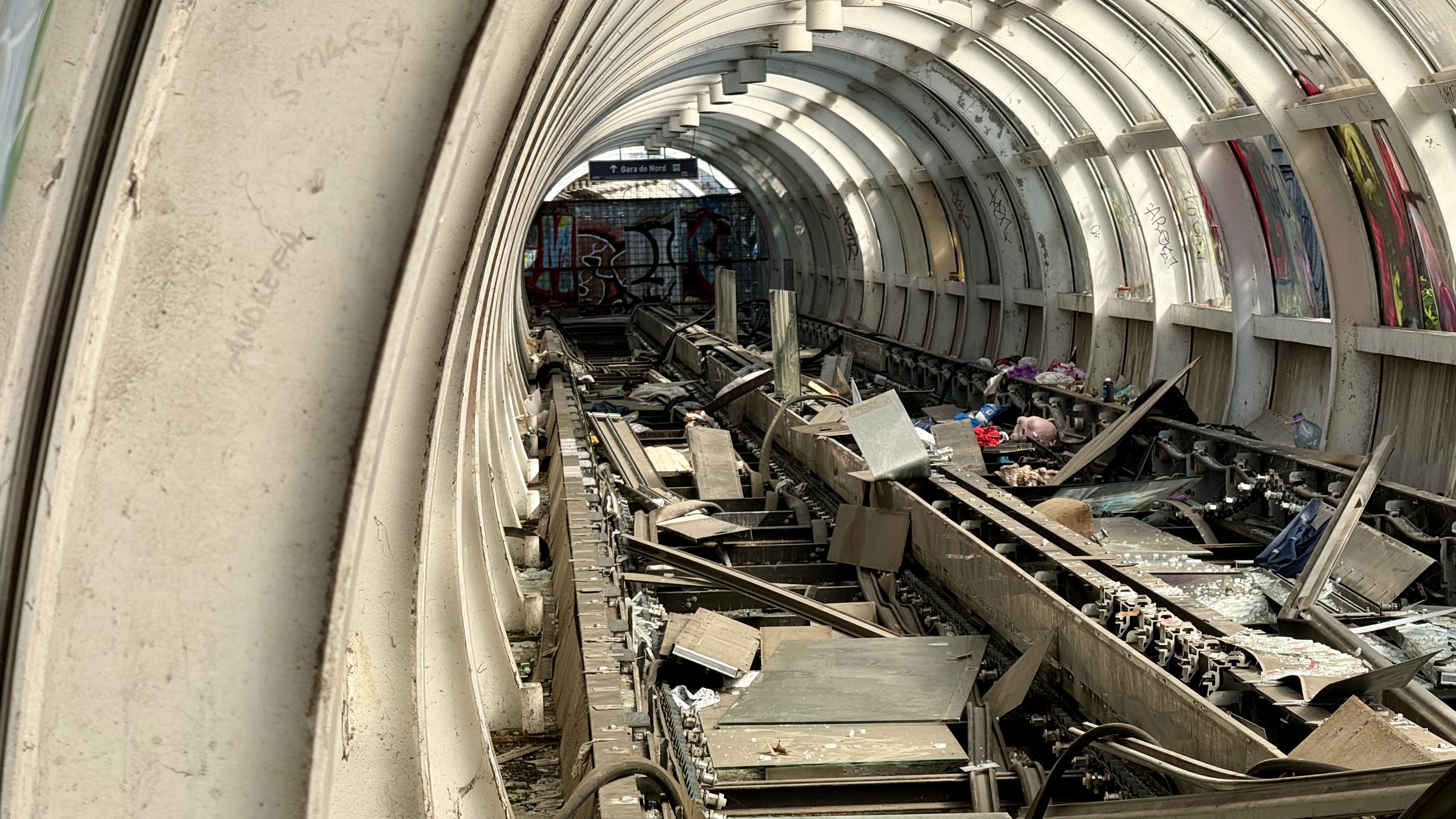 Cum ne-am bătut joc de 2.500.000 de euro. Ruina din București care a funcționat câteva luni va fi demolată