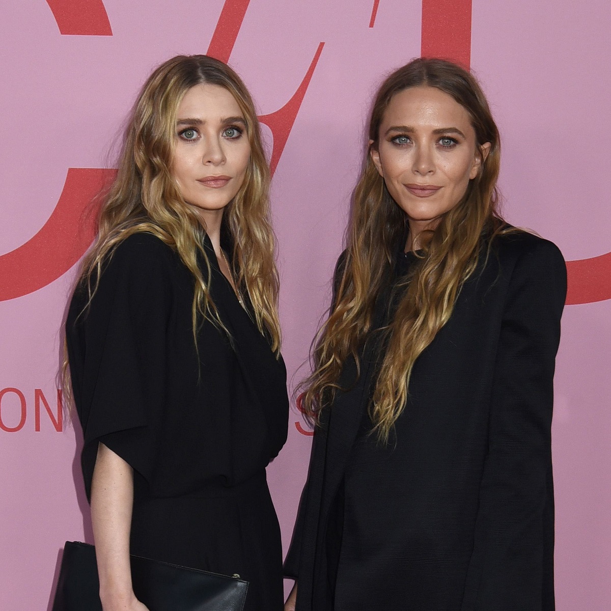 Elizabeth Olsen spune că surorile Mary-Kate și Ashley au fost „obligate” să o susțină în cariera ei de actriță