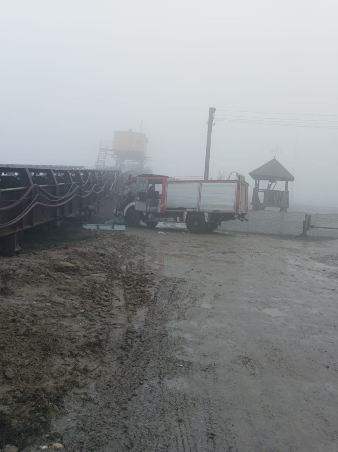 Accident la cariera Roșia, din Gorj. O mașină în care se aflau șase muncitori a intrat într-o bandă transportoare. Patru oameni au fost răniți