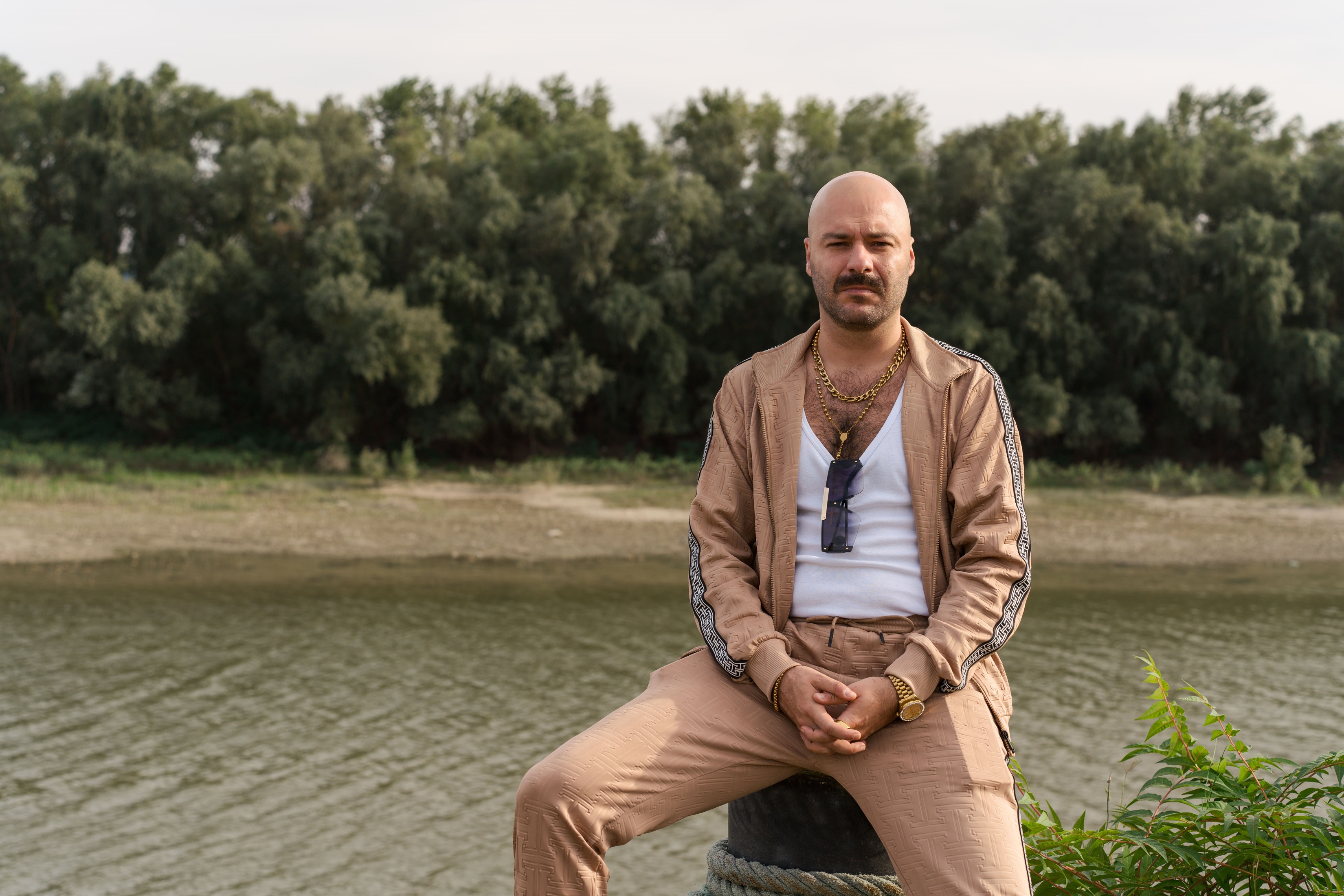 Ce rol joacă Constantin Dogioiu în serialul „Înapoi în Groapa”: „Un personaj extrem de contorsionat”. În seara asta apare la Pro TV