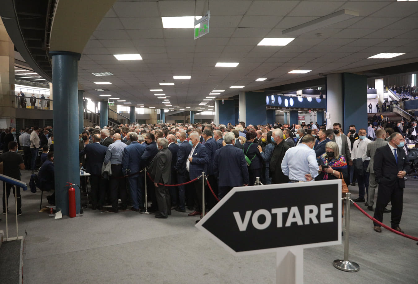 Cum se votează la congresul PNL. Îmbulzeală la cabine, premierul Cîțu spune că „evenimentul a fost organizat bine”