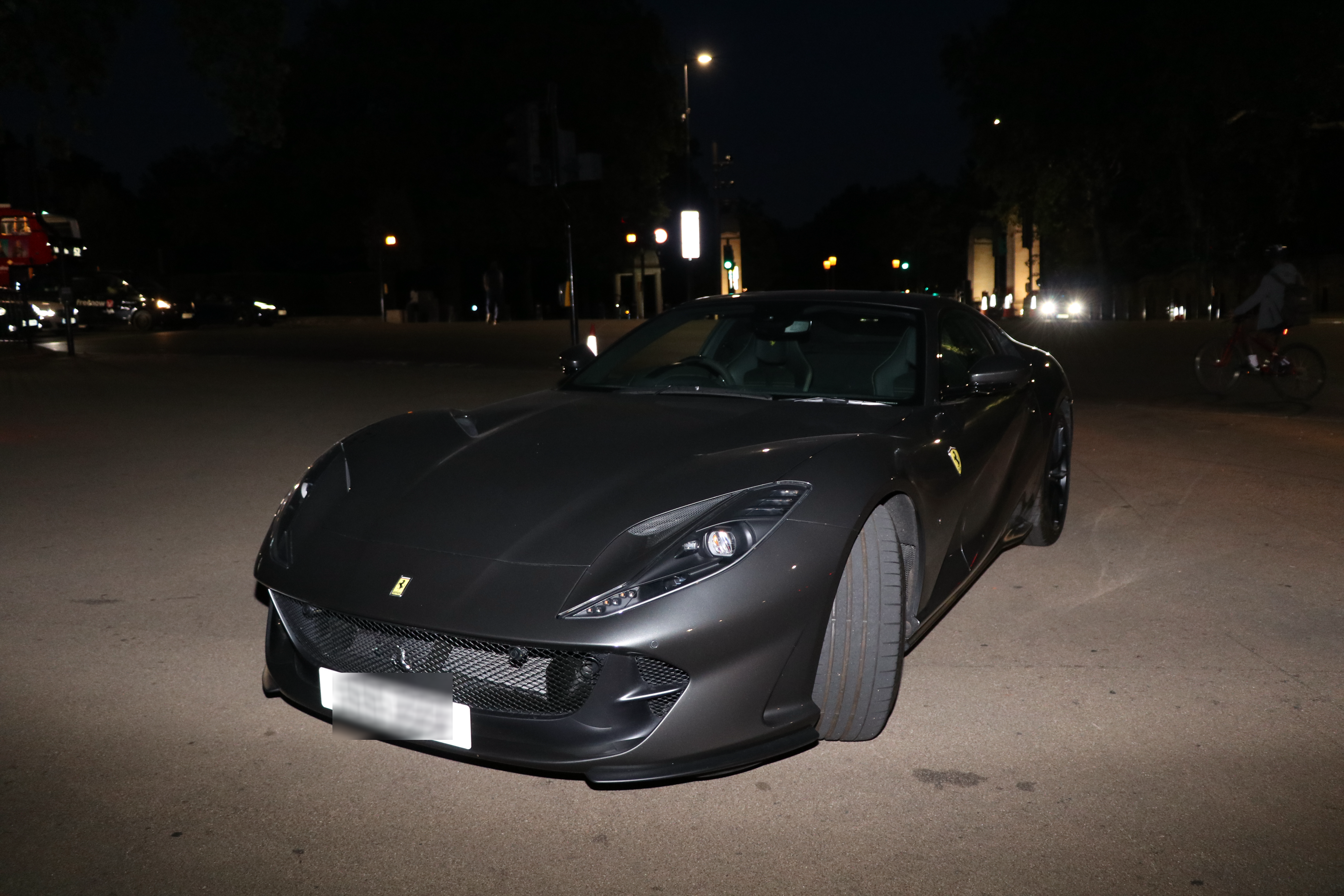 Un polițist a condus un Ferrari extrem de rar, confiscat în trafic, și a fost în culmea fericirii: „Cea mai bună zi din cariera lui”