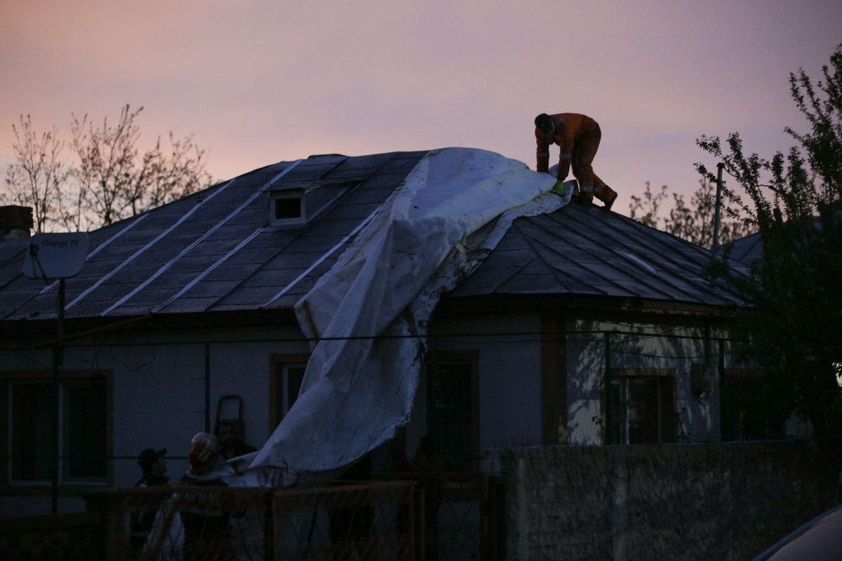 Reporterii Libertatea au surprins primele imagini cu casele distruse de tornada din Drajna! Cel puțin 14 gospodării afectate de fenomenul meteo extrem