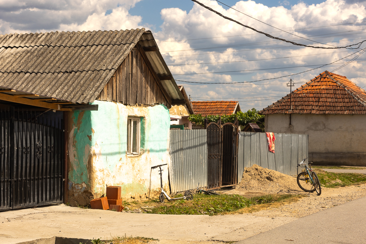 Mărturiile angajatelor plătite cu 2.700 de lei pe lună de Viorel Pașca: „A ajutat pe toată lumea! Şi pe noi, că am mai avut unde lucra!”