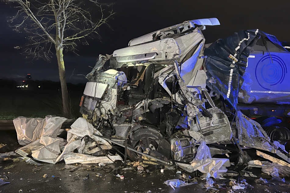 Șofer român de TIR aproape orb, după ce un camion a intrat direct în el pe contrasens, în Germania