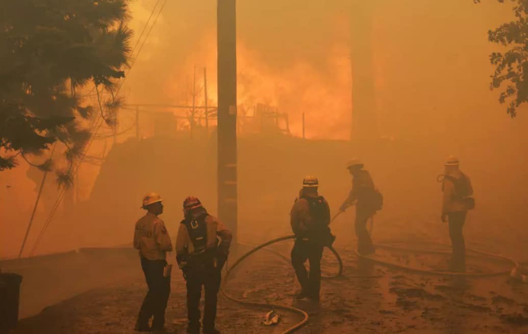 Cel puțin 10 oameni au murit în incendiile de proporții din Los Angeles: „E ca şi cum o bombă atomică ar fi fost aruncată”