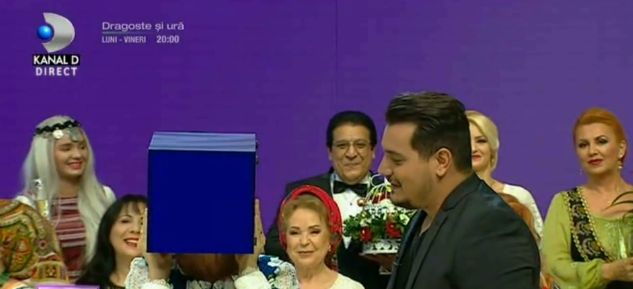 Teo Trandafir a apărut cu o cutie pe cap la emisiunea pe care o prezintă. "Îmi tremură chiloțeii pe mine" | FOTO