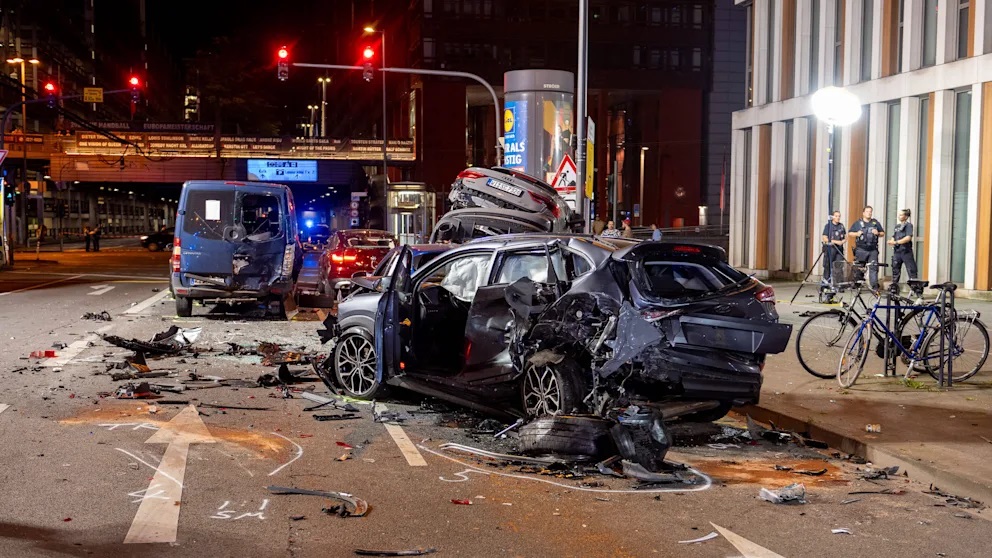 Șoferul vinovat de accidentul cu 14 victime și 10 mașini distruse, filmat blocat la volan, în Köln. Arestat, după ce a fost descarcerat. VIDEO