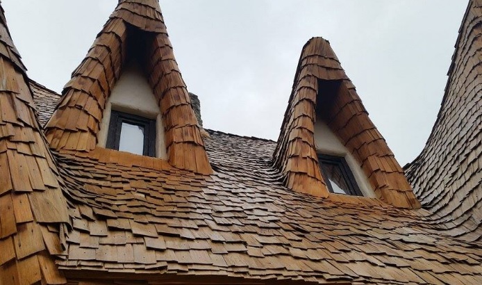 Castelul desprins parcă din basme îi fascinează pe străinii ce vizitează Transilvania GALERIE FOTO