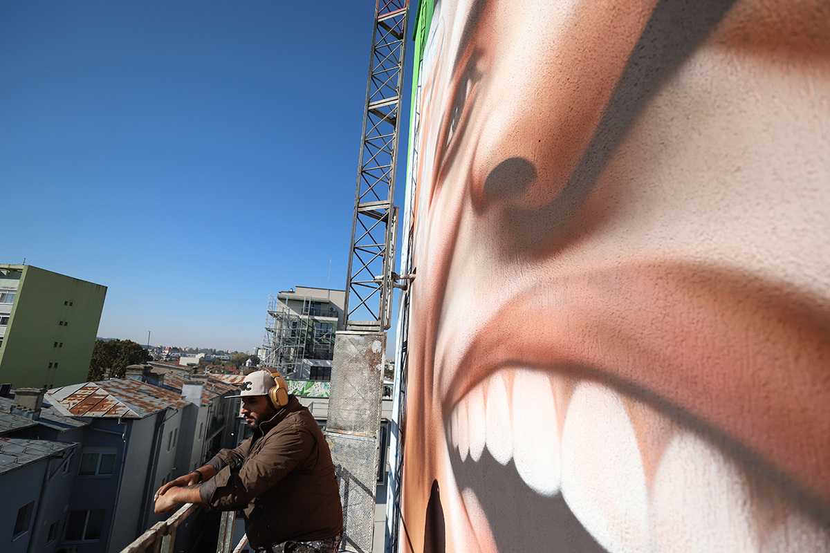 Fotbalistul Vinícius, pictură murală uriașă în centrul Bucureștiului. „Blocul acesta începe să devină faimos”. Lucrarea este realizată de un artist brazilian celebru