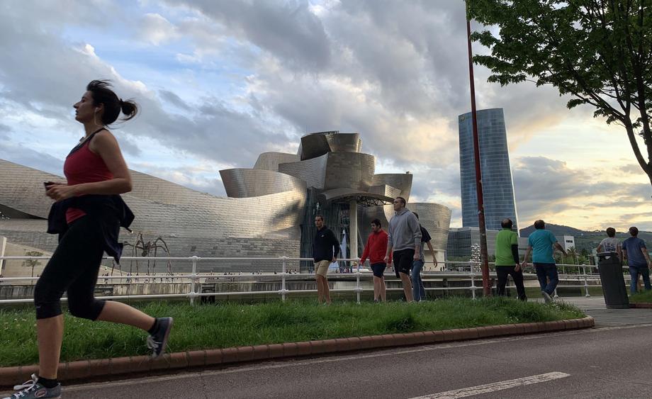 FOTO | Prima zi de relaxare a măsurilor din Spania: “Jumătate din populația Barcelonei face jogging sau merge cu bicicleta”. Premierul vrea prelungirea stării de alarmă