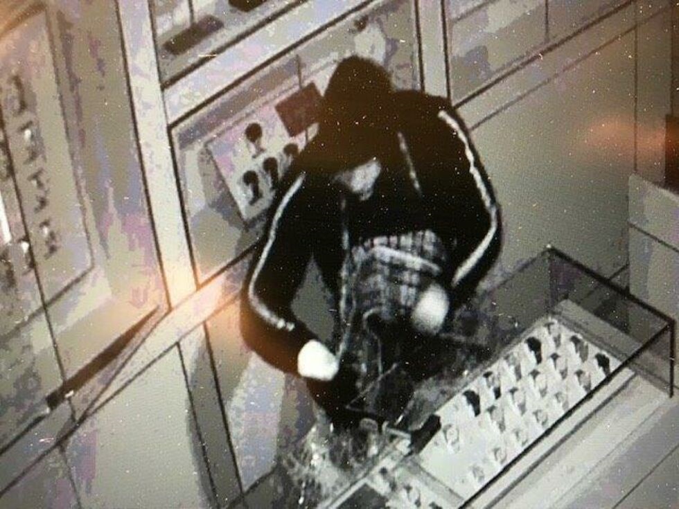 De frică, un român n-a vrut să spună cu cine a furat 73 de ceasuri în valoare de 500.000 de euro, în Austria, și e singurul dintre hoți care merge la închisoare