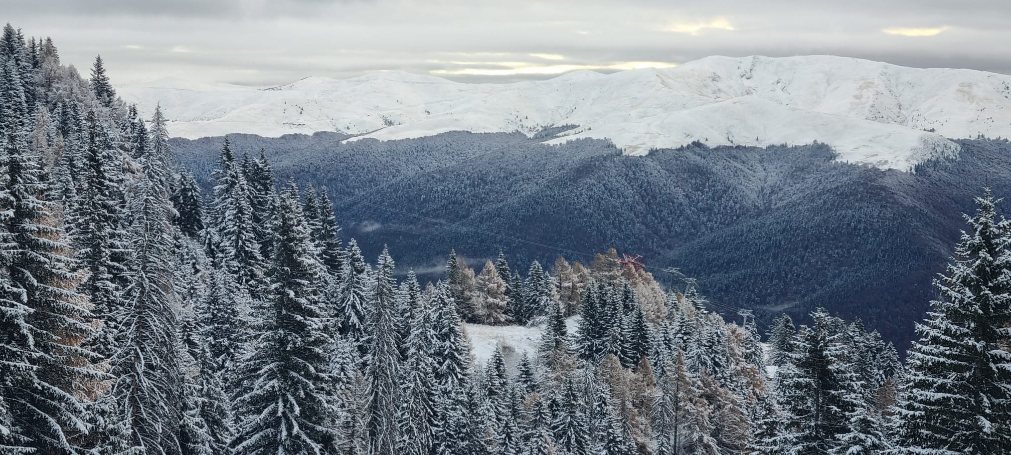 Iarna a venit la munte, Transalpina s-a închis, drumarii intervin cu material antiderapant | Video