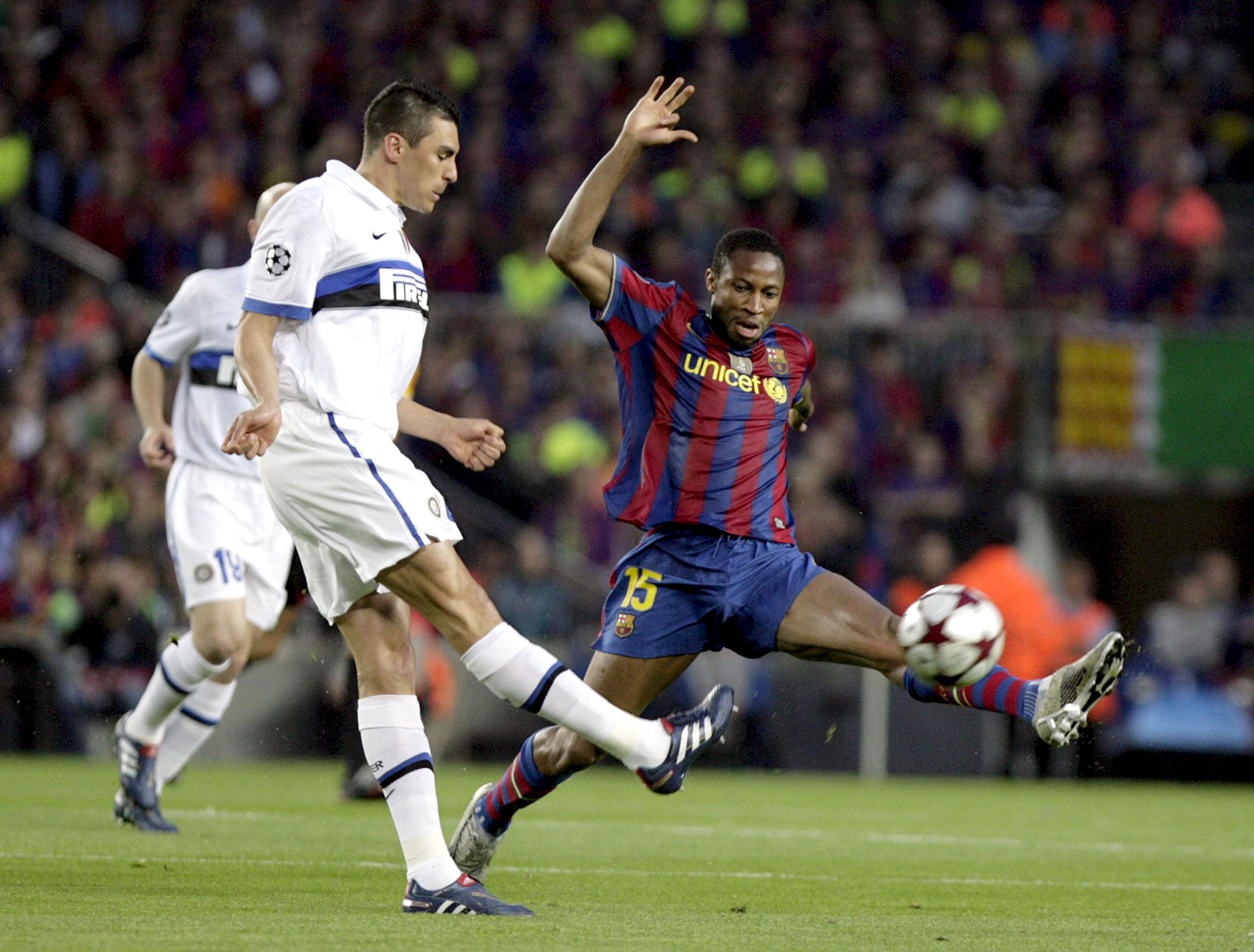 Femeie rămasă infirmă din cauza unei petarde aruncată pe ”Camp Nou”. Chivu, martor / FOTO
