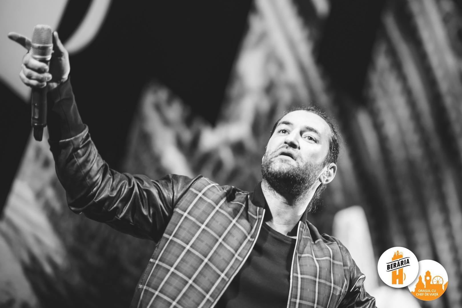 Cum a fost surprinsă Gina Pistol la un concert de-al lui Smiley. Îl susține din public | FOTO