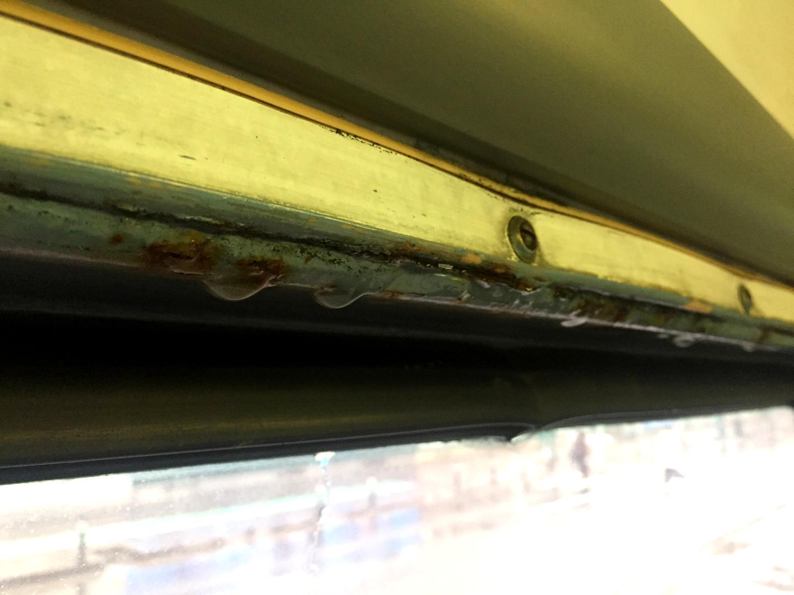 ANCHETĂ/ Ștrand ca centru social și mulți șefi la Societatea de Transport Public Timișoara, în timp ce în tramvaie plouă peste călători - FOTO