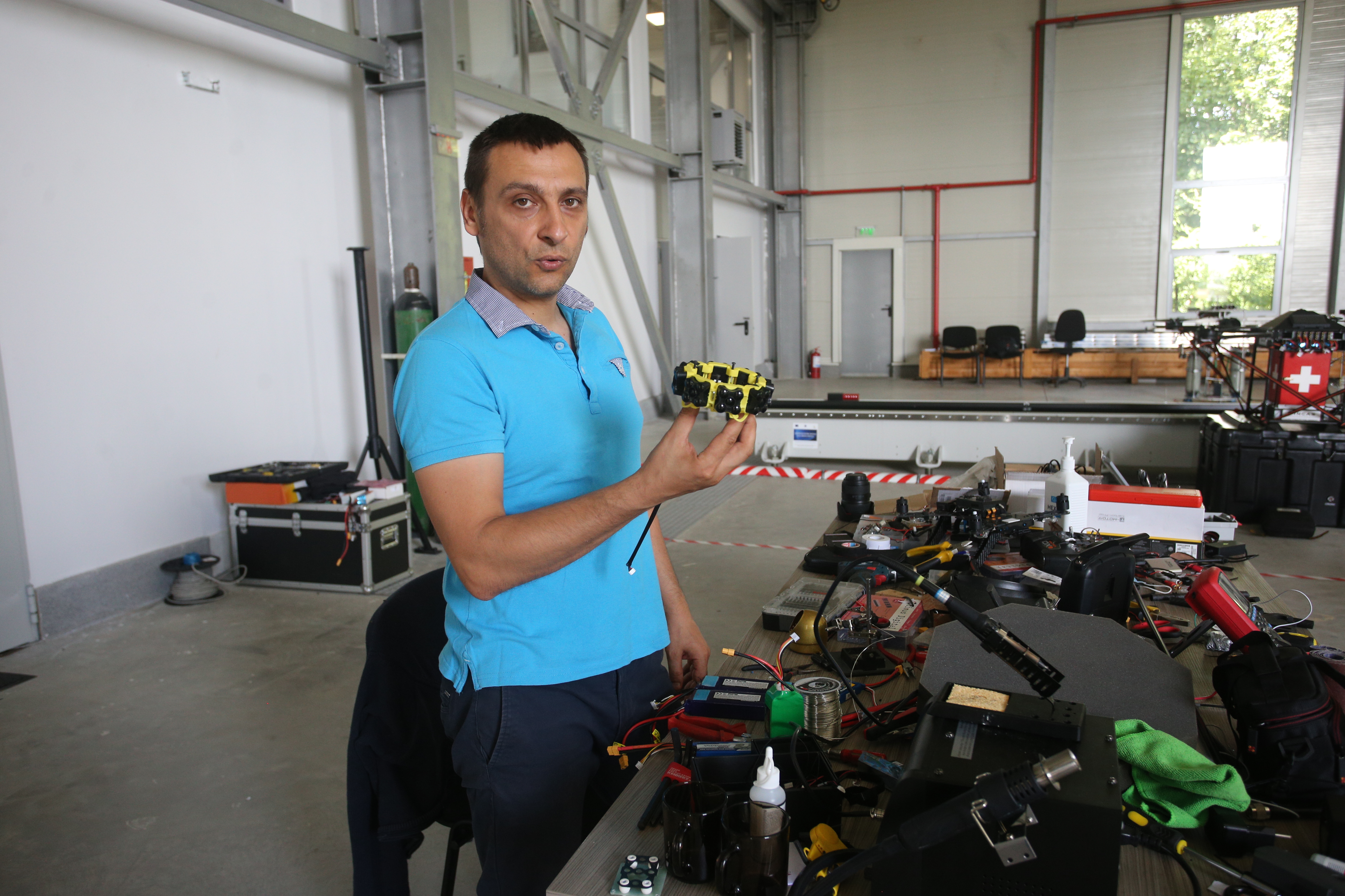 Drone românești trimise la luptă împotriva COVID-19. Misiunea lor: livrări urgente și depistarea oamenilor care nu poartă mască