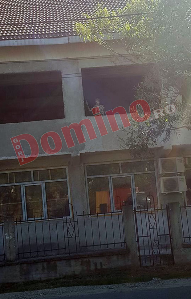 Apariție „macabră” într-o casă nelocuită din Gorj. De ce a pus proprietarul un schelet în balconul locuinței