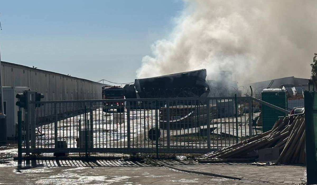 Cum arată hala care a ars în Dragonul Roșu. Imagini cu depozitul făcut scrum după incendiul din București