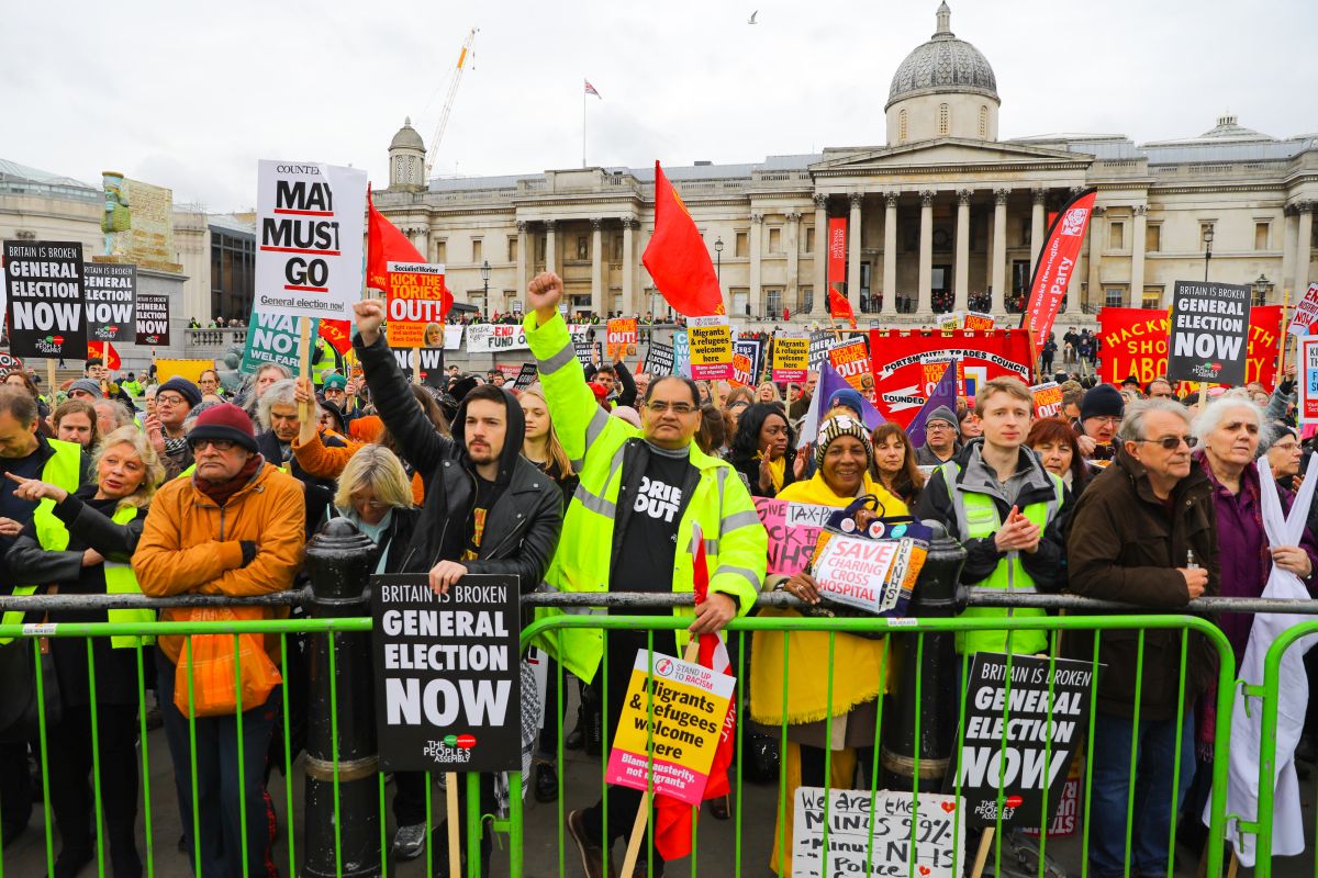 Protest al ”vestelor galbene” în Londra. Englezii au ieșit în stradă pentru a cere alegeri generale anticipate