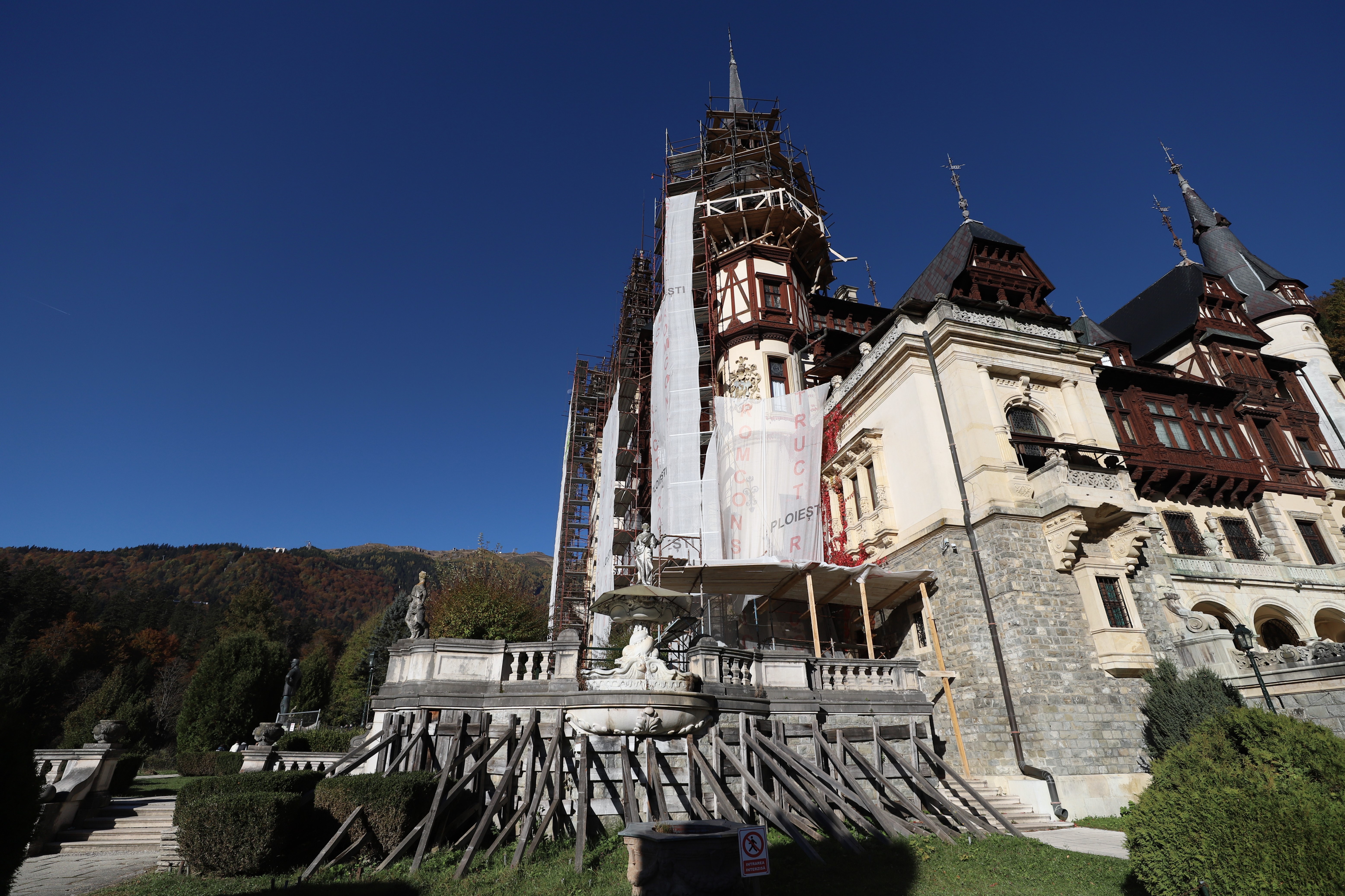 Castelul Peleș a ajuns o ruină în proptele. Casa Regală și Ministerul Culturii negociază molcom cine să rezolve problema care accelerează degradarea