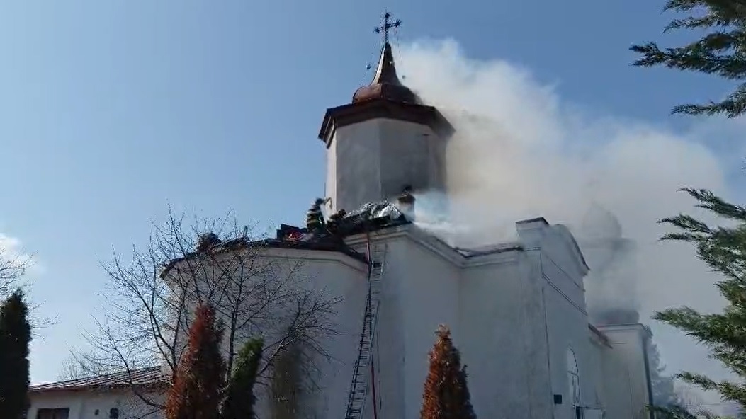 Incendiu în timpul slujbei la o biserică din Prahova. Restricții de trafic pe DN1 spre Ploiești