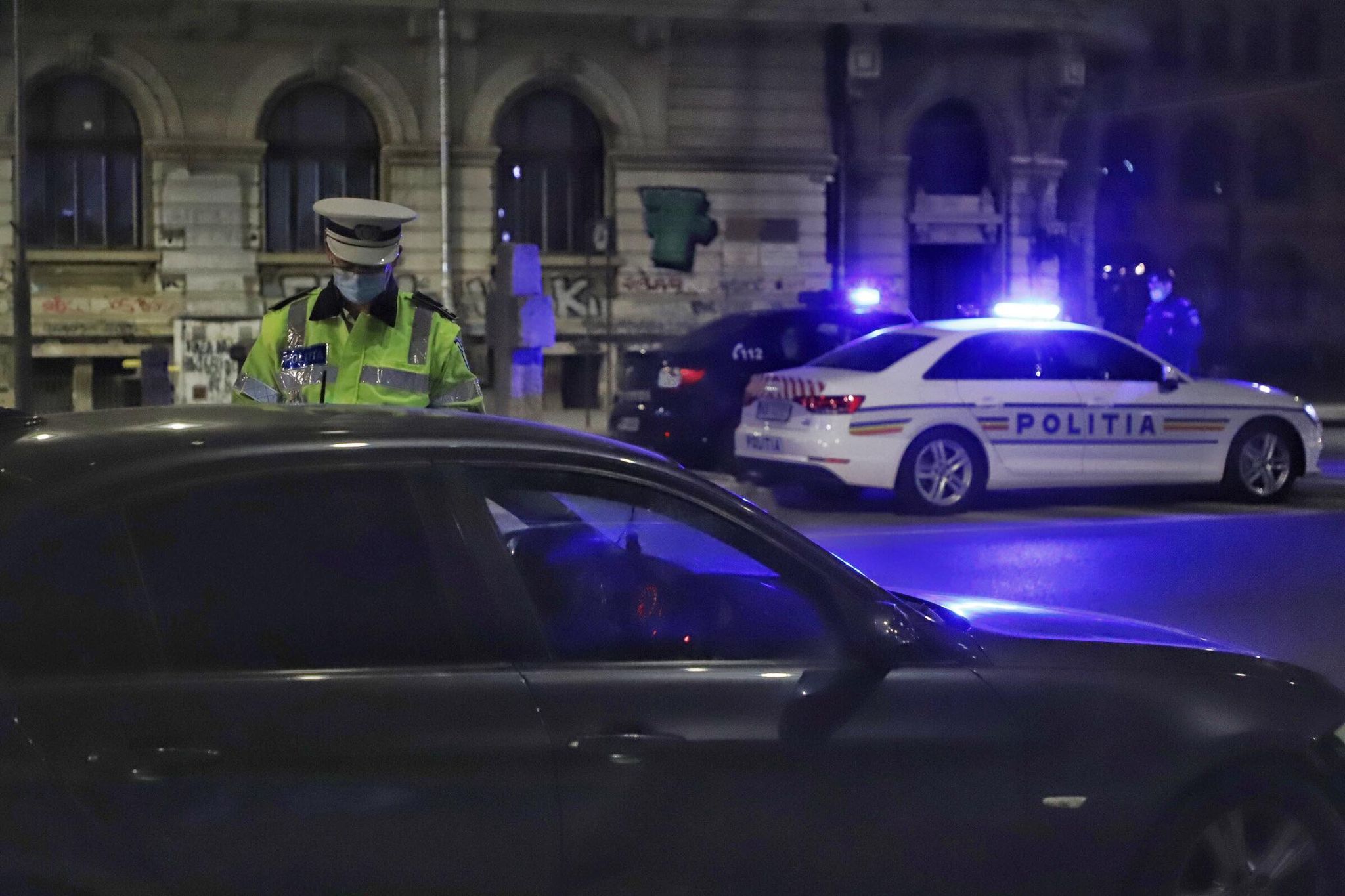 Zeci de filtre în București, în prima zi cu noile restricții. Circulația, restrânsă de la ora 20.00, în weekend